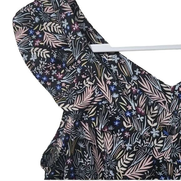 LOFT Petites Meadow Ruffle Strap Shell Flutter Sleeve Floral V-Neck Blouse MP - Picture 6 of 8